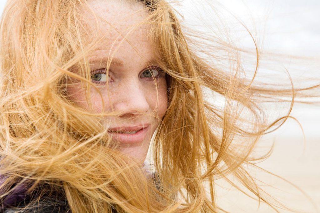 I capelli biondi sono da sempre simbolo di bellezza e seduzione, ecco perché ogni anno molte donne decidono di effettuare trattamenti coloranti sulla loro chioma per conferirle i dorati riflessi del sole.